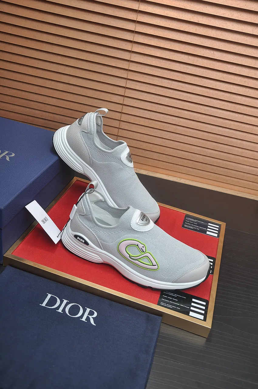 Men's Men's Shoes 💰540💶 𝐂𝐡𝐫𝐢𝐬𝐭𝐢𝐚𝐧 𝐃𝐢𝐨𝐫# Dior breathable fly-knit casual sneakers. The soft and breathable upper complements the lightweight textured effect rubber sole, decorated with various classic details, making it an ideal choice for everyday looks. Can be matched with various casual items to create a refined look Size: 38-46 (45 46 customized)